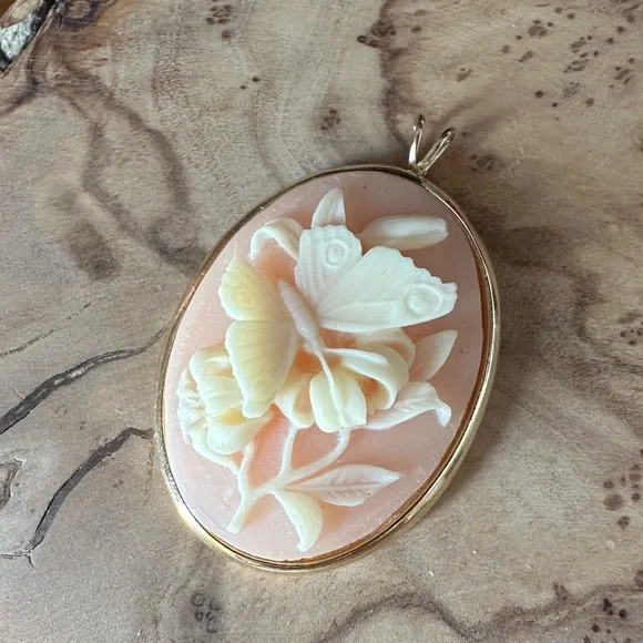 Vintage Trifari brand pendant featuring a butterfly - Picture 2 of 16